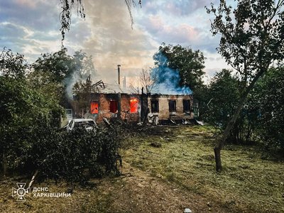Вночі 3 липня російські війська атакували безпілотниками місто Лозова Харківської області. Внаслідок влучання у приватне домоволодіння сталася пожежа та руйнування, є поранені Вночі 3 липня російські війська атакували безпілотниками місто Лозова Харківської області. Внаслідок влучання у приватне домоволодіння сталася пожежа та руйнування, є поранені