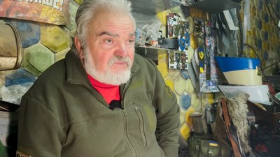 "Щоб у людей було відчуття, що про них пам’ятають": житель Прилуччини виготовляє металеві шеврони для військових "Щоб у людей було відчуття, що про них пам’ятають": житель Прилуччини виготовляє металеві шеврони для військових