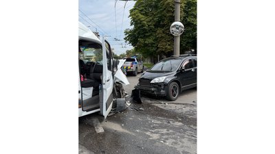 У Чернігові внаслідок зіткнення мікроавтобуса та авто є травмований У Чернігові внаслідок зіткнення мікроавтобуса та авто є травмований