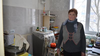 Стіни звели, вікна поставили, далі — за свій кошт: пенсіонери з Чернігова четвертий рік ремонтують житло після обстрілів