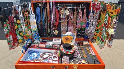 «Дітей, собаку та бісер»: як переселенка з Краматорська перетворила хобі на заробіток «Дітей, собаку та бісер»: як переселенка з Краматорська перетворила хобі на заробіток