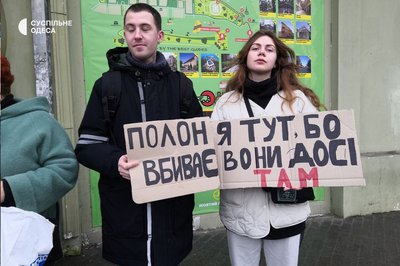 "Не дайте їм померти": у центрі Одеса відбулась акція на підтримку військовополонених "Не дайте їм померти": у центрі Одеса відбулась акція на підтримку військовополонених