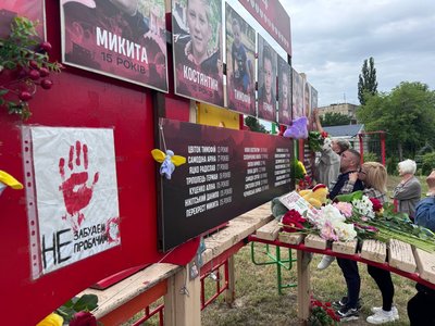 У Кривому Розі вшанували пам'ять дітей, які загинули через удар по дитмайданчику У Кривому Розі вшанували пам'ять дітей, які загинули через удар по дитмайданчику