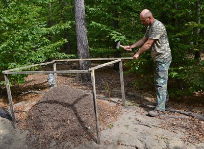 На території національного природного парку "Мале Полісся" облаштували понад десять захисних укріплень для мурашників На території національного природного парку "Мале Полісся" облаштували понад десять захисних укріплень для мурашників