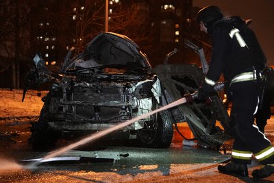 Пожежники тушать вогонь після влучання російськими КАБами в дорогу на Клочківській у Харкові Пожежники тушать вогонь після влучання російськими КАБами в дорогу на Клочківській у Харкові
