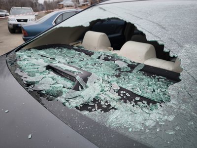 Побите внаслідок російського влучання авто, Шевченківський район, Харків, 25 січня 2025 року Побите внаслідок російського влучання авто, Шевченківський район, Харків, 25 січня 2025 року