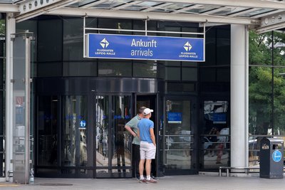 Чоловіки біля зони прибуття в аеропорту Лейпцига у Німеччині, 5 серпня 2026 року Чоловіки біля зони прибуття в аеропорту Лейпцига у Німеччині, 5 серпня 2026 року