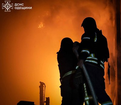 Атака дронів на Одесу: без світла та тепла залишилось понад 500 будинків, пошкоджена дитяча поліклініка Атака дронів на Одесу: без світла та тепла залишилось понад 500 будинків, пошкоджена дитяча поліклініка