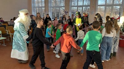 "Олені Святого Миколая" волонтери вітають дітей-переселенців з Донеччини Кам'янське Дніпропетровська область 5 січня 2025 рік "Олені Святого Миколая" волонтери вітають дітей-переселенців з Донеччини Кам'янське Дніпропетровська область 5 січня 2025 рік