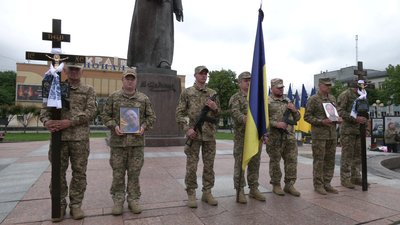 З військовими Володимиром Примаком та Олександром Войдилом у Рівному З військовими Володимиром Примаком та Олександром Войдилом у Рівному