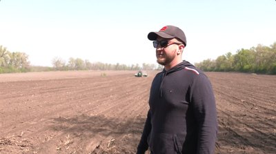 "Сіємо соняшник, бо він витриваліший": аграрії Черкащини розпочали посівну зернових та зернобобових культур "Сіємо соняшник, бо він витриваліший": аграрії Черкащини розпочали посівну зернових та зернобобових культур