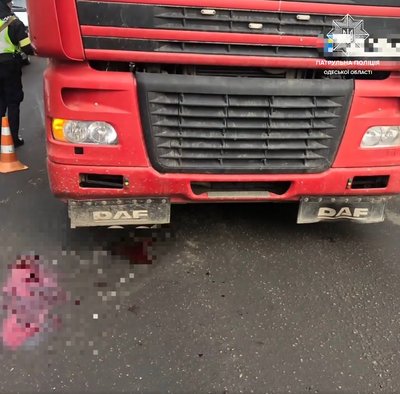 В Одесі вантажівка збила пішохідку: жінка померла дорогою до лікарні В Одесі вантажівка збила пішохідку: жінка померла дорогою до лікарні