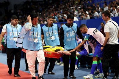 Капітан збірної України з футзалу Шотурма переніс операцію після травми у півфіналі ЧС-2024 Капітан збірної України з футзалу Шотурма переніс операцію після травми у півфіналі ЧС-2024