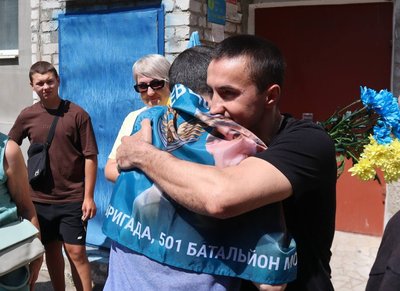 Місцеві жителі зустрічають колишнього військовополоненого Сергія Шевцова у Вознесенську на Миколаївщині Місцеві жителі зустрічають колишнього військовополоненого Сергія Шевцова у Вознесенську на Миколаївщині