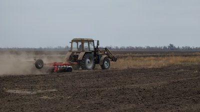 Трактор у полі Трактор у полі