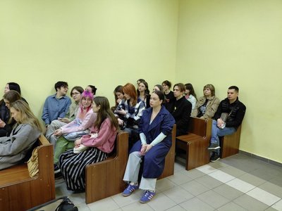Студенти та студентки прийшли на засідання Студенти та студентки прийшли на засідання