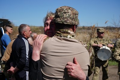 Дружина та побратим Едуарда зустрілися на місці його загибелі Дружина та побратим Едуарда зустрілися на місці його загибелі