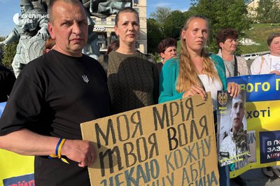 На Майдані Незалежності вшанували пам'ять загиблих морпіхів та провели акцію-нагадування про полонених На Майдані Незалежності вшанували пам'ять загиблих морпіхів та провели акцію-нагадування про полонених
