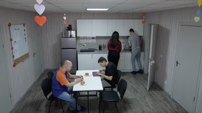 "Мама бачить, чого я навчився": як у Черкасах молодь з інвалідністю вчиться жити самостійно