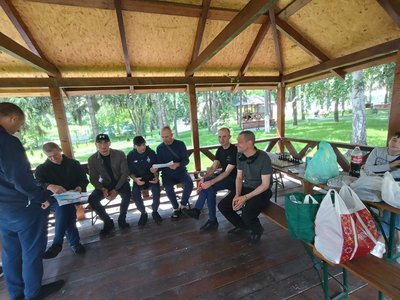 Звільнені з полону військовослужбовці дивляться дитячі малюнки, які привезла Ірина Хоменко Звільнені з полону військовослужбовці дивляться дитячі малюнки, які привезла Ірина Хоменко