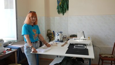 На Кіровоградщині переселенка вишиває символи громади, яка стала їй другим домом, і у такий спосіб допомагає війську На Кіровоградщині переселенка вишиває символи громади, яка стала їй другим домом, і у такий спосіб допомагає війську