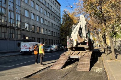 На вул. Зеленій у Львові підрядник за власні гроші ремонтує деформовані ділянки дороги На вул. Зеленій у Львові підрядник за власні гроші ремонтує деформовані ділянки дороги