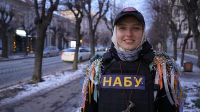 У костюмах Міндіча і НАБУ. Як буковинська Маланка збирала гроші для військових у Чернівцях У костюмах Міндіча і НАБУ. Як буковинська Маланка збирала гроші для військових у Чернівцях