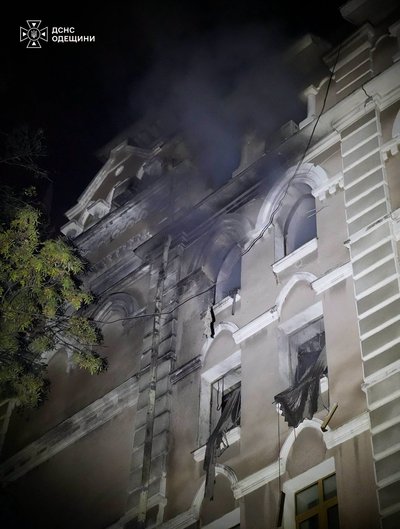 В Одесі внаслідок вибуху в будинку травмувалися рятувальники та медик