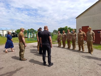 "Щоб захистити себе і своїх близьких": на Уманщині відкрили перший підрозділ центру підготовки громадян до нацспротиву "Щоб захистити себе і своїх близьких": на Уманщині відкрили перший підрозділ центру підготовки громадян до нацспротиву