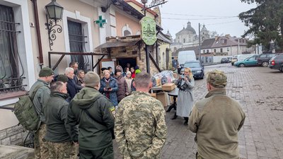 Здали 25 тонн каштанів: у Луцьку військовим передали генератори і запчастини для дронів Здали 25 тонн каштанів: у Луцьку військовим передали генератори і запчастини для дронів