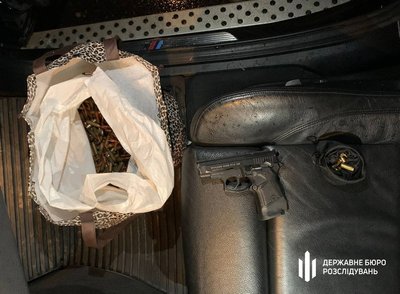На Одещині затримали правоохоронця, який збував зброю криміналітету — ДБР