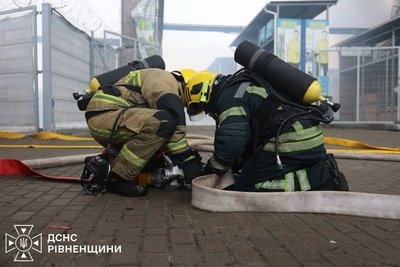 Атака РФ по гіпермаркету на Рівненщині 20 жовтня: рятувальники загасили пожежу Атака РФ по гіпермаркету на Рівненщині 20 жовтня: рятувальники загасили пожежу