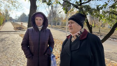 Жительки Новодонецького Марія та Людмила Донецька область