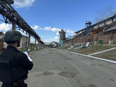 Одразу п'ять авіабомб росіяни скинули на цивільне підприємство у Приколотному на Харківщині, там виробляли олію відомої торгової марки, 15 серпня 2024 року Одразу п'ять авіабомб росіяни скинули на цивільне підприємство у Приколотному на Харківщині, там виробляли олію відомої торгової марки, 15 серпня 2024 року