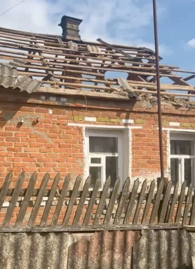 Пошкоджений будинок у Лютівці на Харківщині Пошкоджений будинок у Лютівці на Харківщині