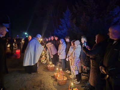 Люди святять великодні кошики біля Свято-Покровського храму ПЦУ у селищі Теплик Люди святять великодні кошики біля Свято-Покровського храму ПЦУ у селищі Теплик