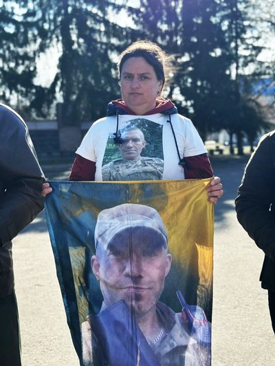 "Поки ми виходимо, про них пам’ятають": у Помічній відбулася акція-нагадування про полонених і безвісти зниклих "Поки ми виходимо, про них пам’ятають": у Помічній відбулася акція-нагадування про полонених і безвісти зниклих
