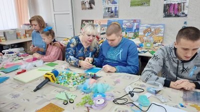 Не можна сказати, що вони хворі, вони — особливі. У Кропивницькому для молоді з аутизмом влаштували майстерклас Не можна сказати, що вони хворі, вони — особливі. У Кропивницькому для молоді з аутизмом влаштували майстерклас