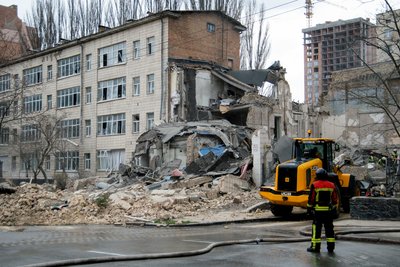 У Києві пролунали вибухи одразу після тривоги: під завалами можуть бути люди У Києві пролунали вибухи одразу після тривоги: під завалами можуть бути люди