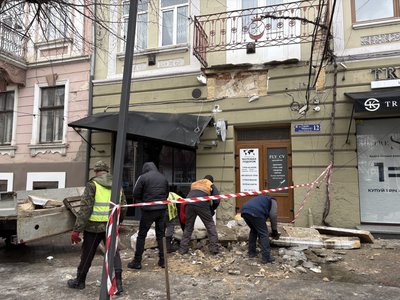 Біля обваленого балкона на Героїв Майдану у Чернівцях розчищають тротуар для безпечного проходу пішоходів