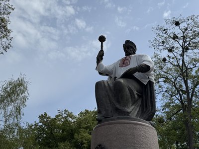 У Полтаві вшосте одягнули пам’ятник Івану Мазепі у вишиванку У Полтаві вшосте одягнули пам’ятник Івану Мазепі у вишиванку