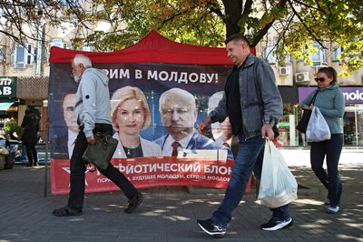 Люди проходять повз передвиборчий намет "Патріотичного блоку" напередодні майбутніх парламентських виборів у Кишиневі, Молдова, 26 вересня 2025 року Люди проходять повз передвиборчий намет "Патріотичного блоку" напередодні майбутніх парламентських виборів у Кишиневі, Молдова, 26 вересня 2025 року