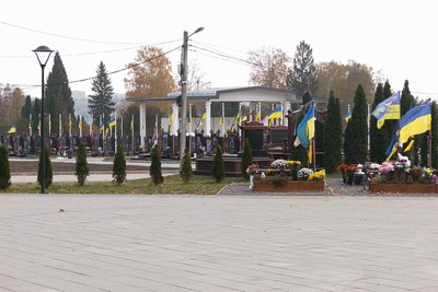 Одна з алеї Центрального кладовища у Чернівцях Одна з алеї Центрального кладовища у Чернівцях
