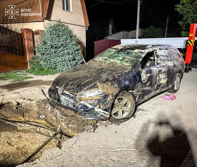 В Одесі автомобіль провалився під землю в яму з водою: водій встиг врятуватися