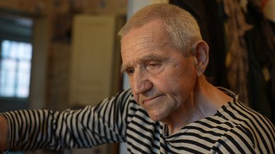 Сум'янин шиє балаклави та плете сітки для ЗСУ