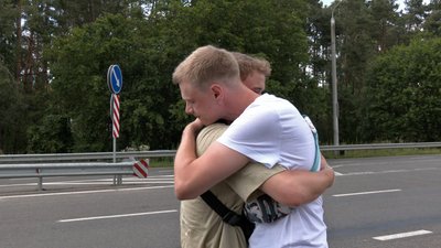 Три роки розлуки: військовий із протезом зустрів на "Ягодині" рідного брата, якого проти волі вивезли до Росії Три роки розлуки: військовий із протезом зустрів на "Ягодині" рідного брата, якого проти волі вивезли до Росії