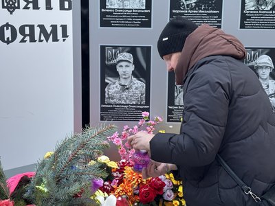 "Ялинка для Героїв". У Ромнах на Сумщині вшанували пам'ять загиблих військових "Ялинка для Героїв". У Ромнах на Сумщині вшанували пам'ять загиблих військових