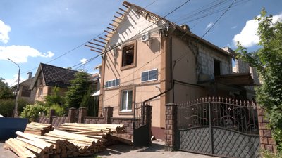 "Було дуже важко пережити це": будинок родини Сухан у Рівному відбудовують після влучання російського дрона "Було дуже важко пережити це": будинок родини Сухан у Рівному відбудовують після влучання російського дрона