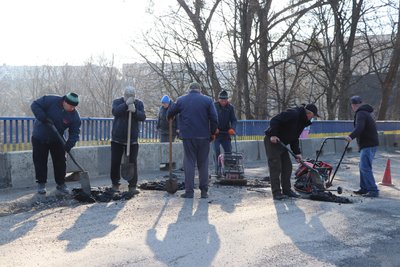 На аварійному мосту в Олевську на Житомирщині зробили ямковий ремонт, капітальний — ще попереду На аварійному мосту в Олевську на Житомирщині зробили ямковий ремонт, капітальний — ще попереду