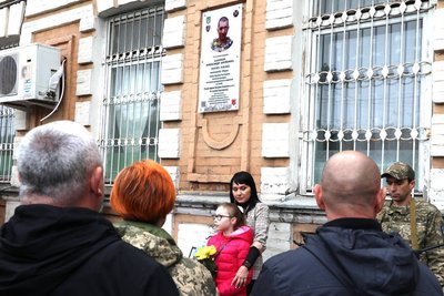 У Полтаві відкрили меморіальну дошку воїну Олександру Караману У Полтаві відкрили меморіальну дошку воїну Олександру Караману